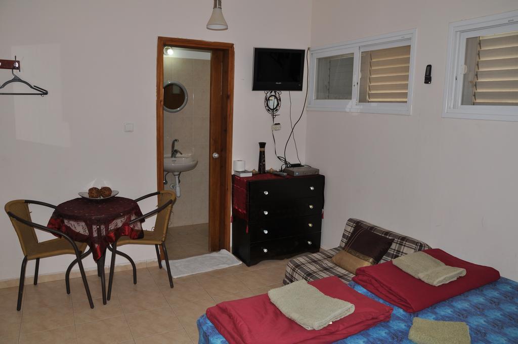 Nadia Hosting Dead Sea Villa Neve Zohar Room photo